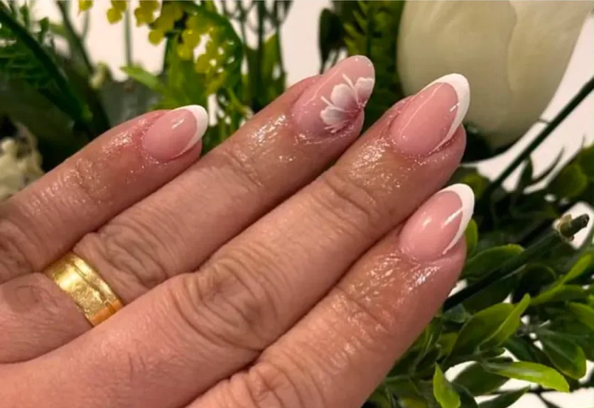 Extensões em acrigel, unhas amendoadas em francesinha com uma flor pintada à mão