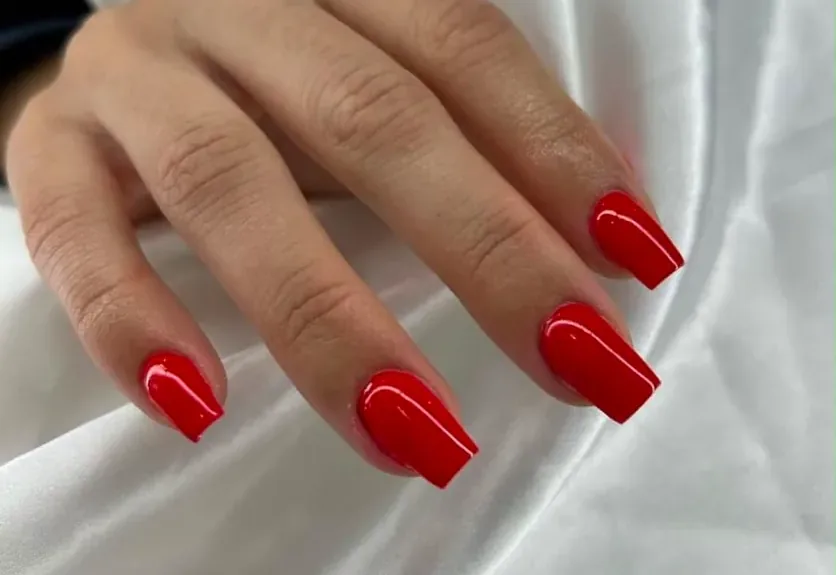 Extensões em acrílico, unhas quadradas em vermelho com acabamento brilhante