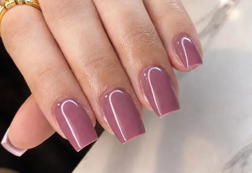 Extensões em gel, unhas quadradas em tom rosa-velho com acabamento brilhante