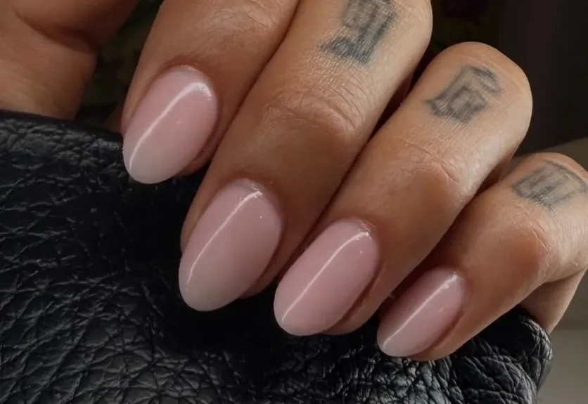 Unhas em gel nude de formato amendoado, acabamento natural e brilhante, por Diana em Braga