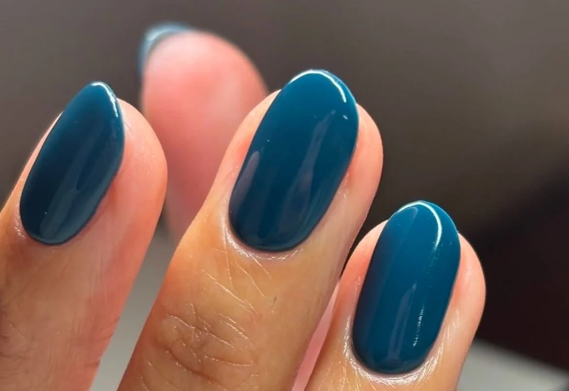 Verniz de gel na unha natural, sem extensões