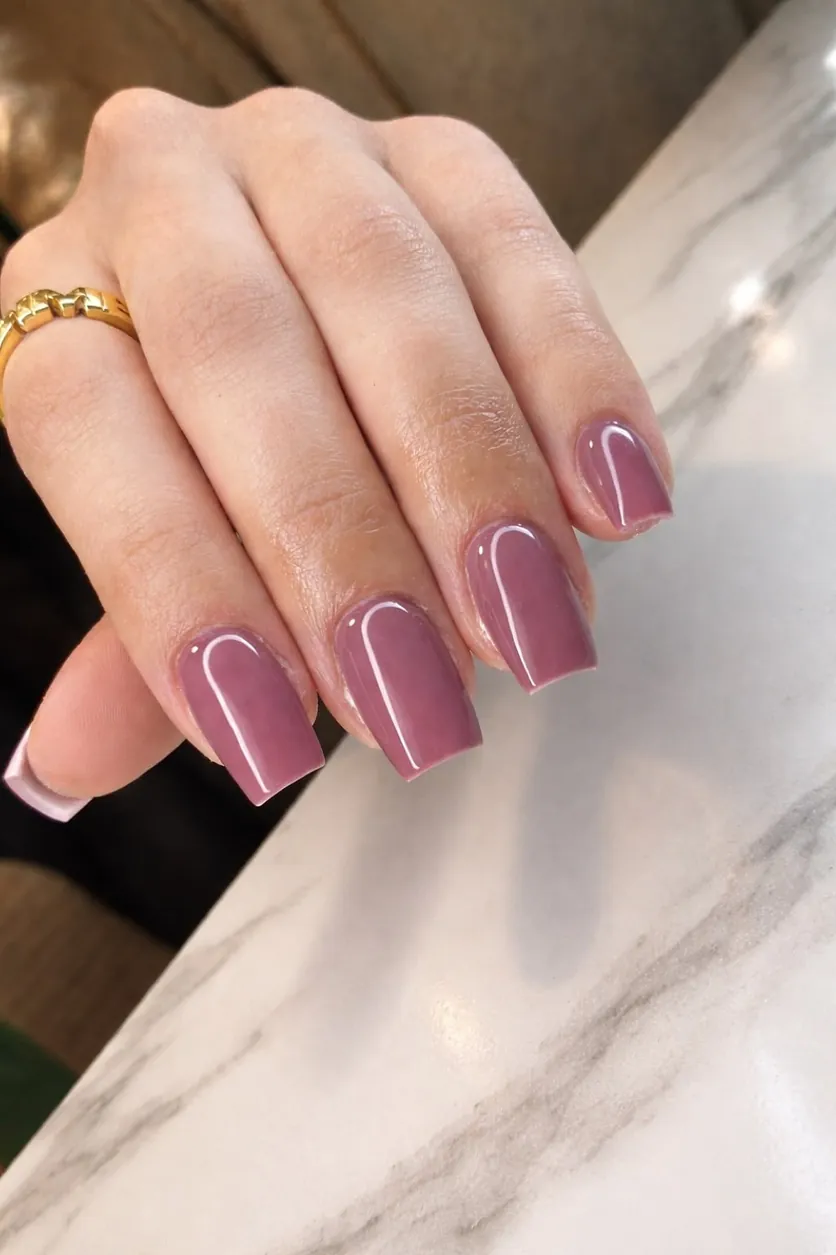 Extensão de unhas em gel, formato alongado e tom nude