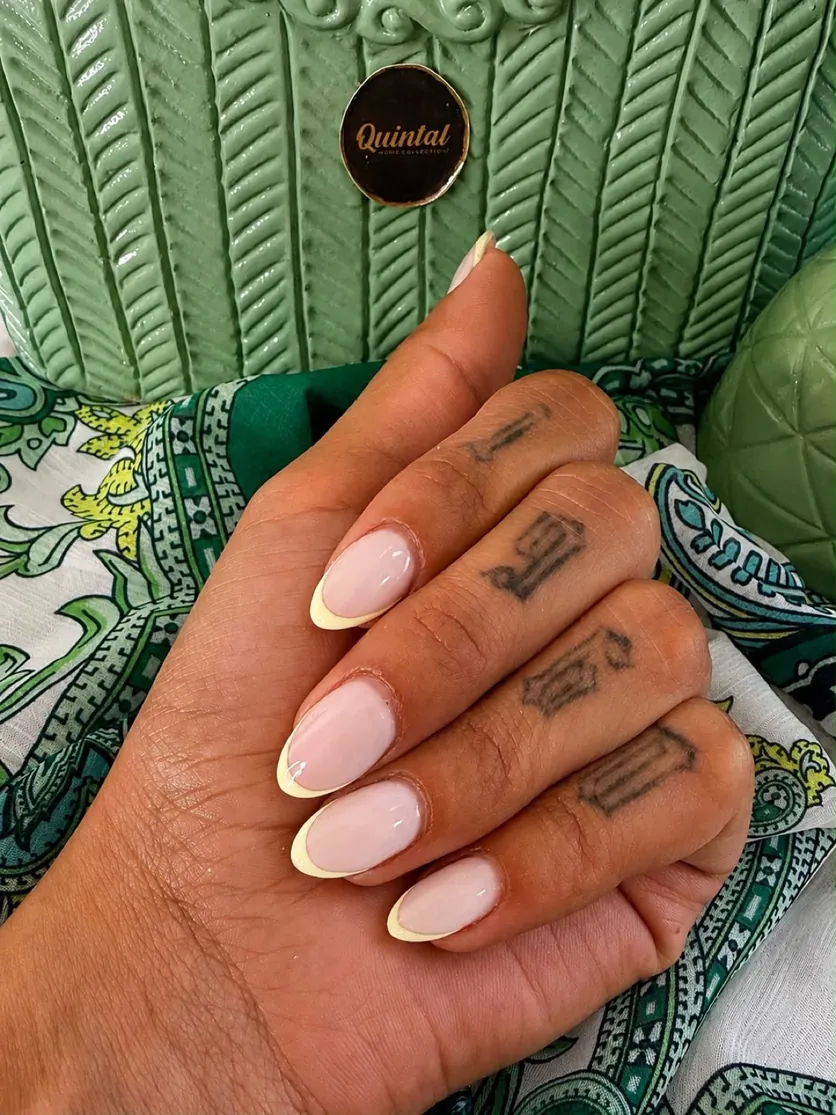 Manicure francesa moderna, linha branca sobre base nude
