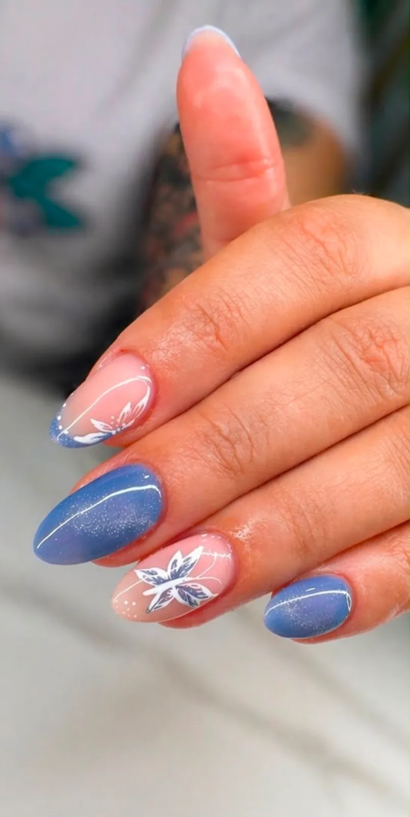 Nail art à medida com desenhos e brilho
