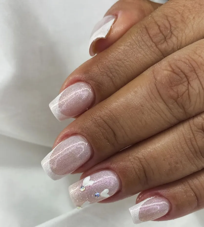 Unhas quadradas rosa perolado com brilho, pontas brancas e pequenos corações