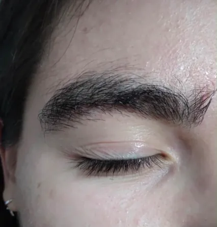 Sobrancelha antes do design, com pelo por definir